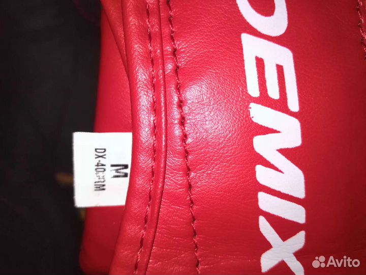 Боксерские перчатки и шлем