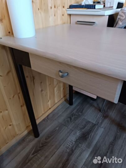 Стол кухонный с ящиком