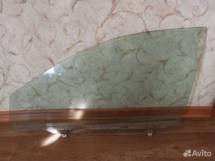 Левое стекло на тойота филдер 120