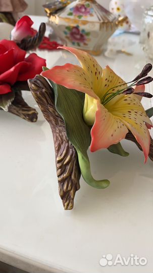 Шкатулка. Гжель. Декор Лилия, Роза и др