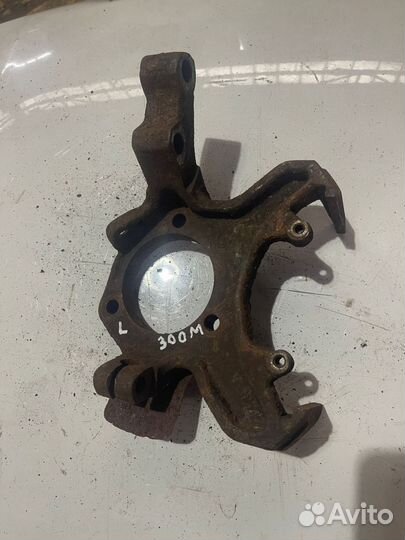 Кулак передний левый Крайслер 300М