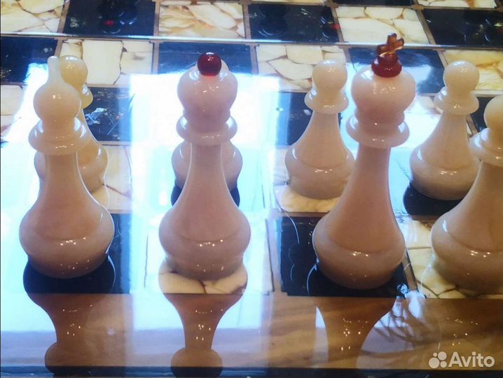 Шахматы из янтаря