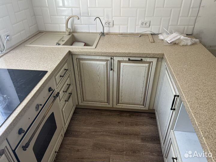 Кухня со столешницей из искусственного камня