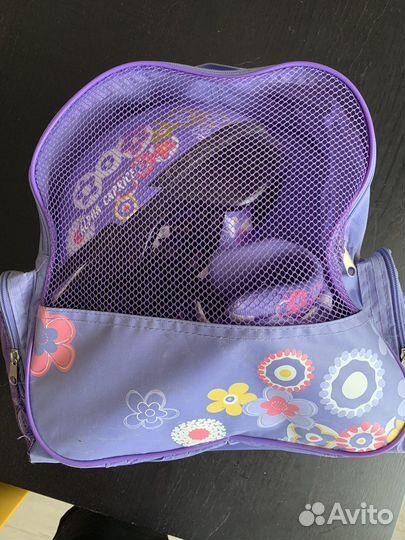 Роликовые коньки с защитой и шлемом в рюкзаке