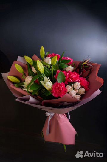 Букет с лилией и малиновым диантусом