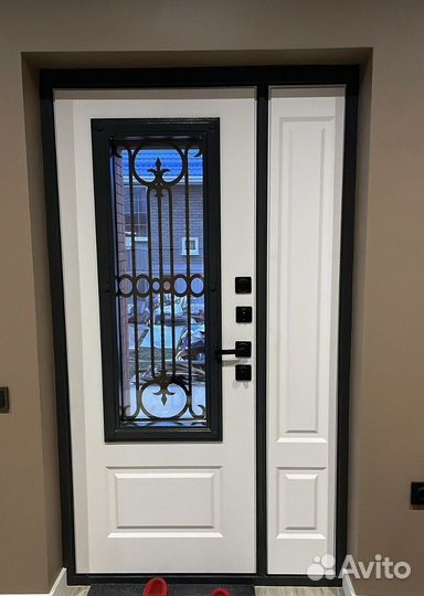 Дверь входная металлическая со стеклом