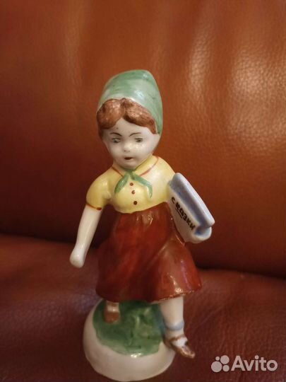 Статуэтка девочка с книгой Бронницы