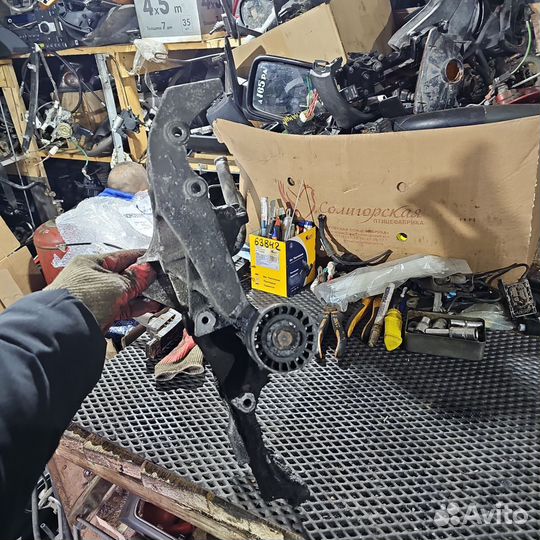 Кронштейн компрессора кондиционера Renault Scenic1