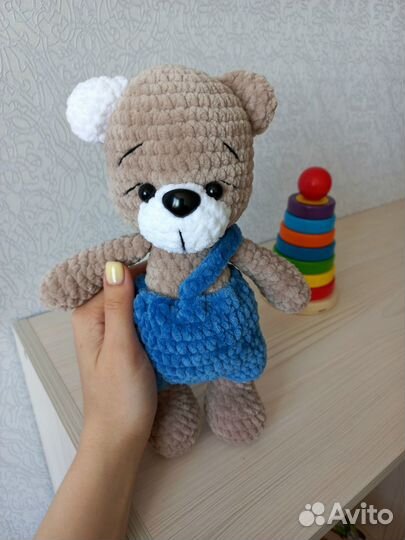 Вязаный мишка в штанишках