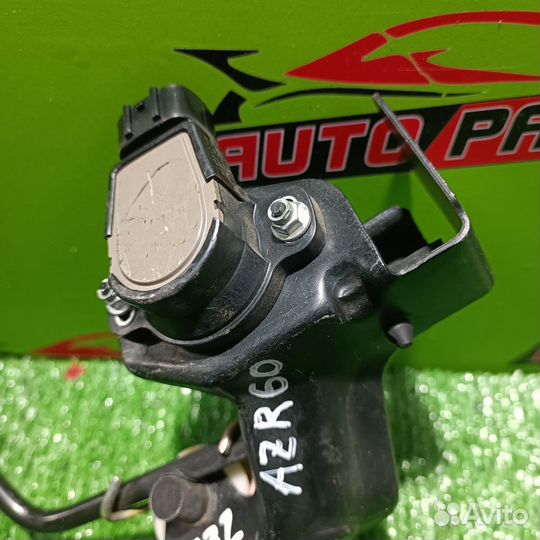 Педаль подачи топлива toyota AZR60G, AZR65G noah