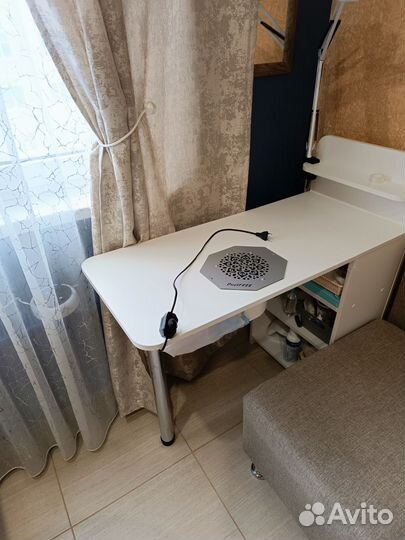 Маникюрный стол с вытяжкой