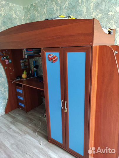 Детская кровать чердак со столом и шкафом