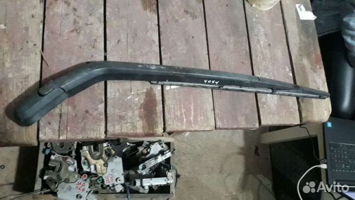 Поводок заднего дворника toyota voxy azr 60