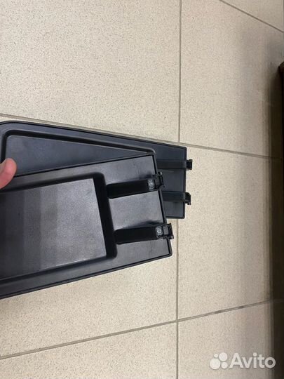 Продам крышку подлокотника на Volkswagen Polo