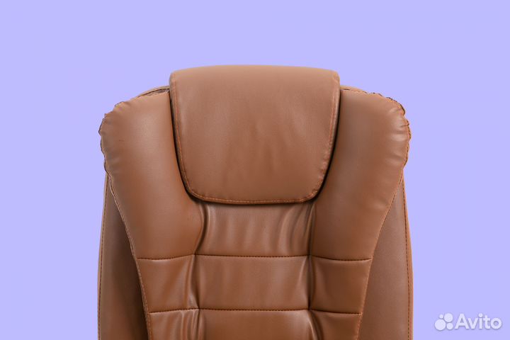Офисное кресло светло-коричневое с подножкой