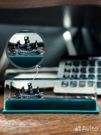Игрушка корабль в жидкости Черная жемчужина