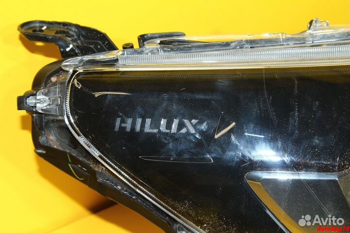 Toyota Hilux Фара правая галогеновая