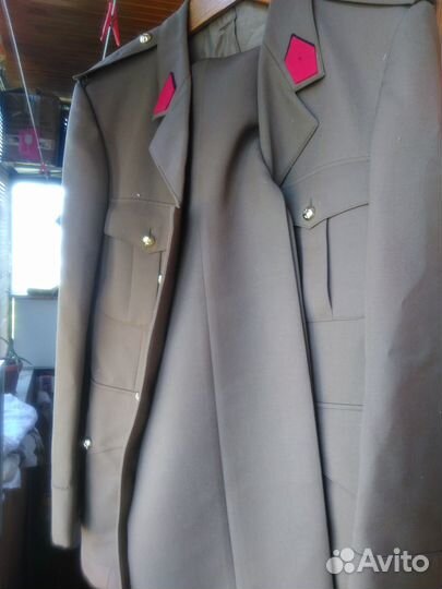 2 кителя немецких 2 костюма английских