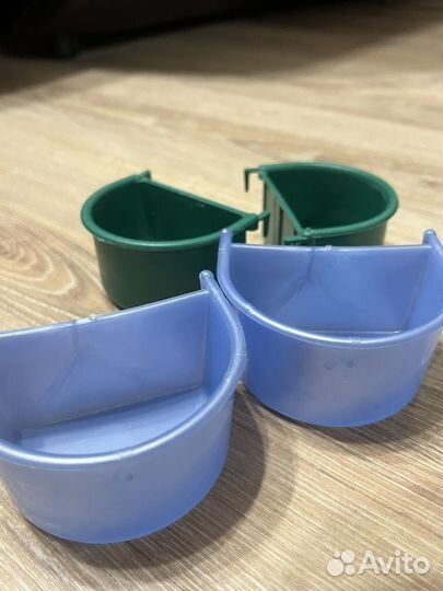 Пластиковая кормушка для попугая