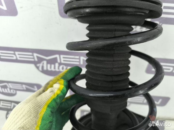 Амортизатор передний левый Toyota Auris E150