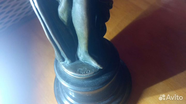 Бронзовая статуэтка. Девушка с кувшином