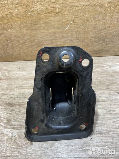 Опорный кронштейн задней балки левый VW Passat B8