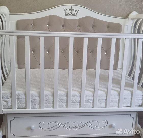 Детская кроватка с маятником и ящиком