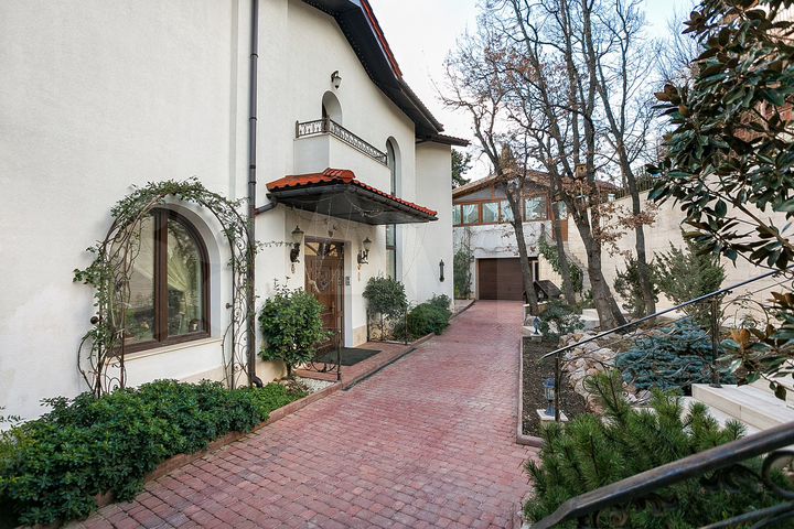 Дом 305 м² на участке 8 сот.