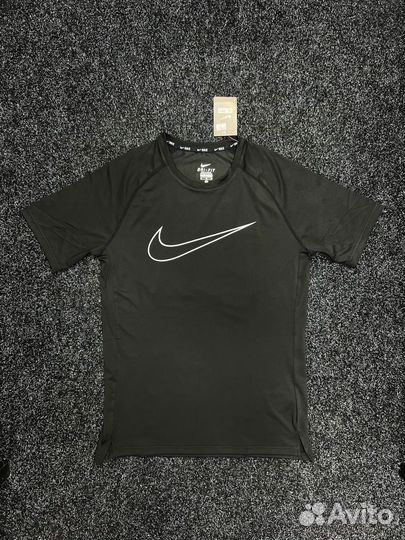 Рашгард Nike с коротким рукавом