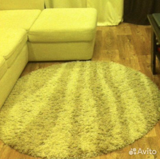 Ковер круглый с длинным ворсом бежевого цвета