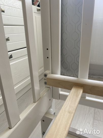 Детская кроватка с маятником