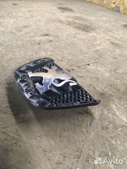 Эмблема Peugeot 207