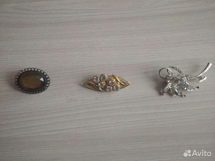 Женская брошь