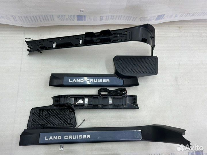 Накладки порогов салона Toyota Land Cruiser 200