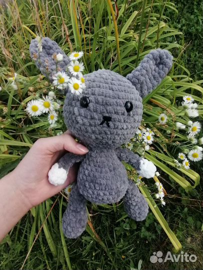 Вязаный заяц. Игрушка. Плюшевый заяц