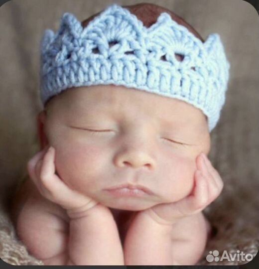 Корона вязаная детская для съёмки ярко голубая