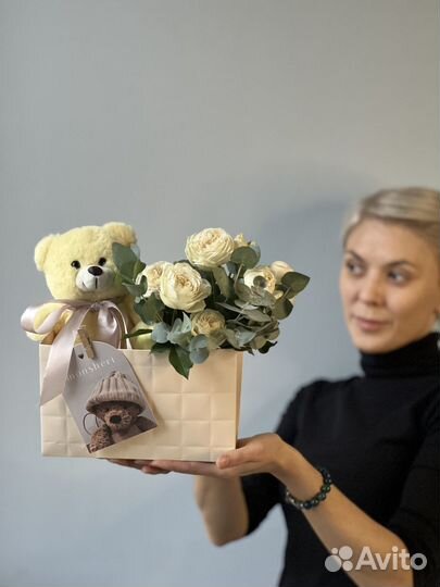 Плюшевый мишка и кустовые розы