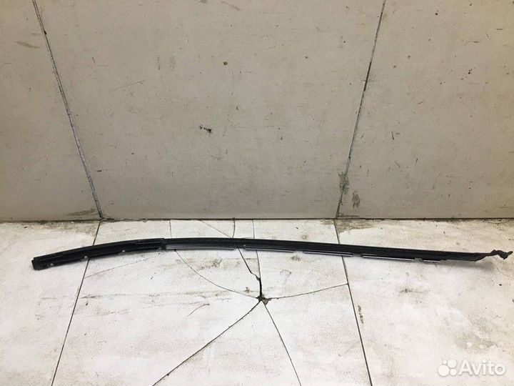 Молдинг лобового стекла левый Toyota Land Cruiser