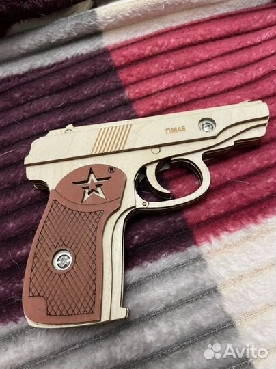 Пистолет из дерева