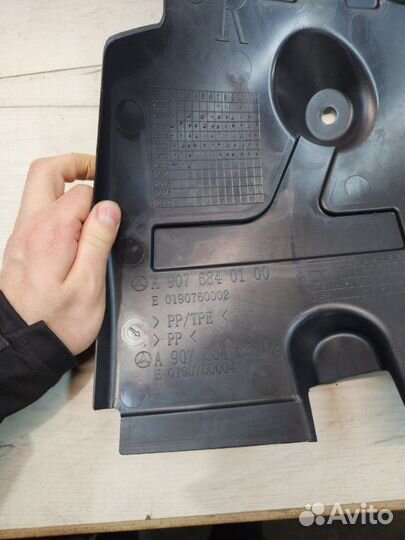 Подкрылок передний правый Mercedes Sprinter W907