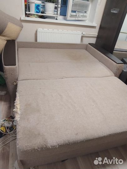 Диван с двумя подушками