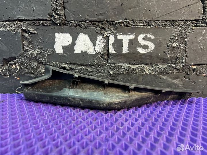 Уголок жабо левый Nissan Leaf AZE0-061302 EM57