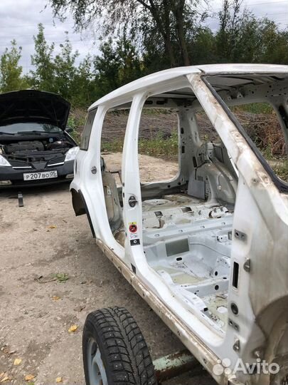 Центральная стойка правая skoda yeti 1.2 DSG