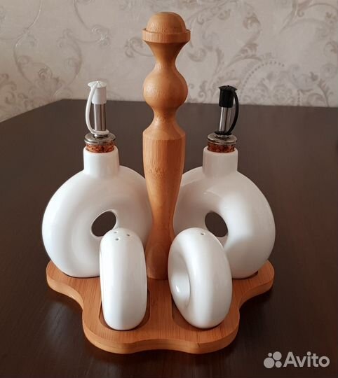 Столовый фарфоровый набор на деревянной подставке