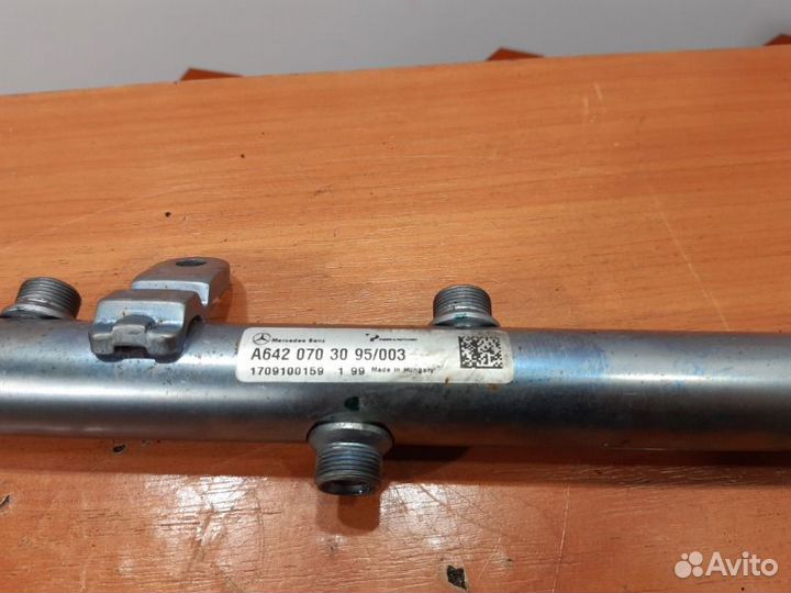 Топливная рампа правая Mercedes S-Class W222 OM642