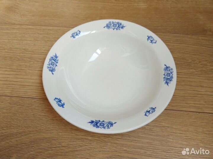 Тарелки и вилки