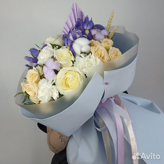 Букет с ирисами и розами