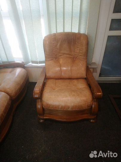 Офисный кожаный диван и два кресла бу