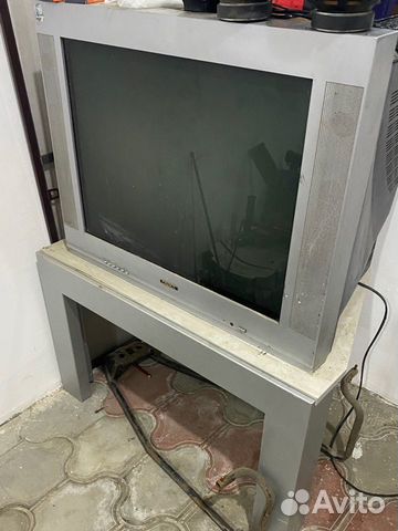 Телевизор с стойкой