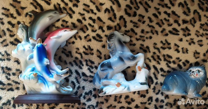 Три статуэтки: лошадь, кошка и дельфины
